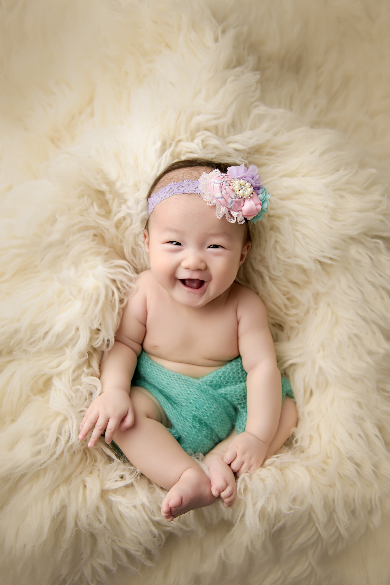 100 Days Photos Baby Smiling On Cream Fur