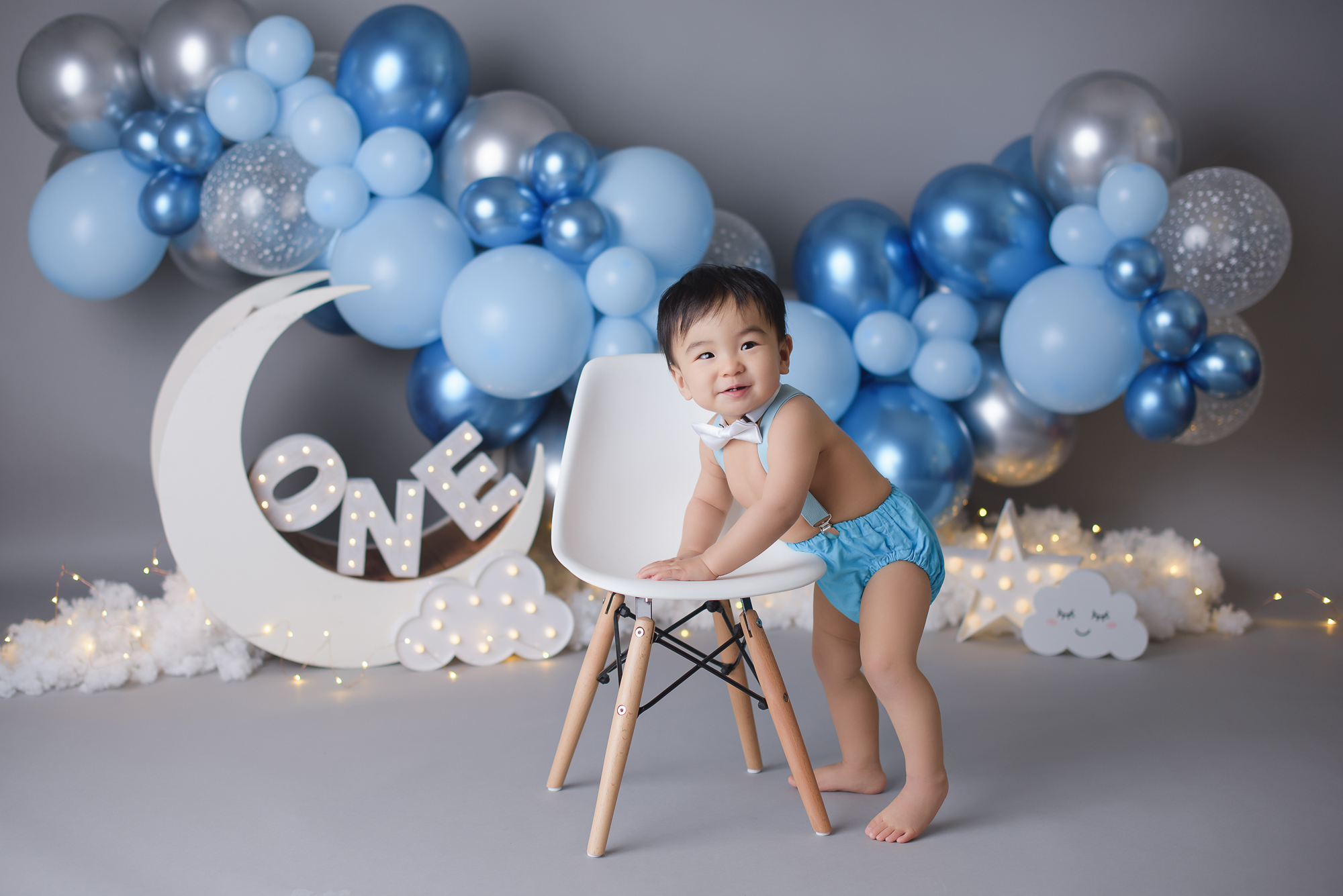 Premium Photo  Cake smash decorations. baby first year photo session idea.  balloon first birthday decor idea