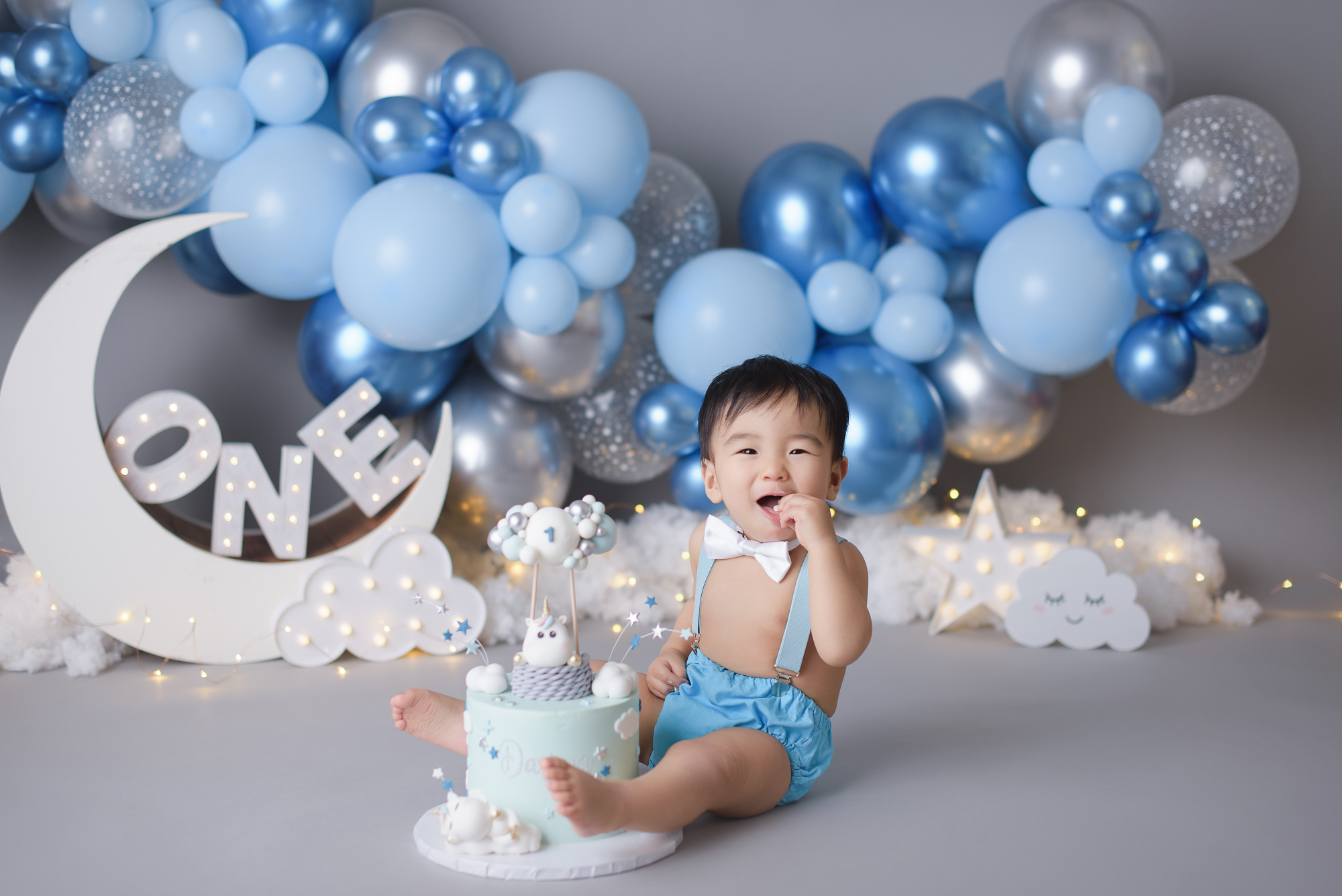 Amanda Dams Photography Cake Smash Blue Sky Balloon Garland Baby Smiling