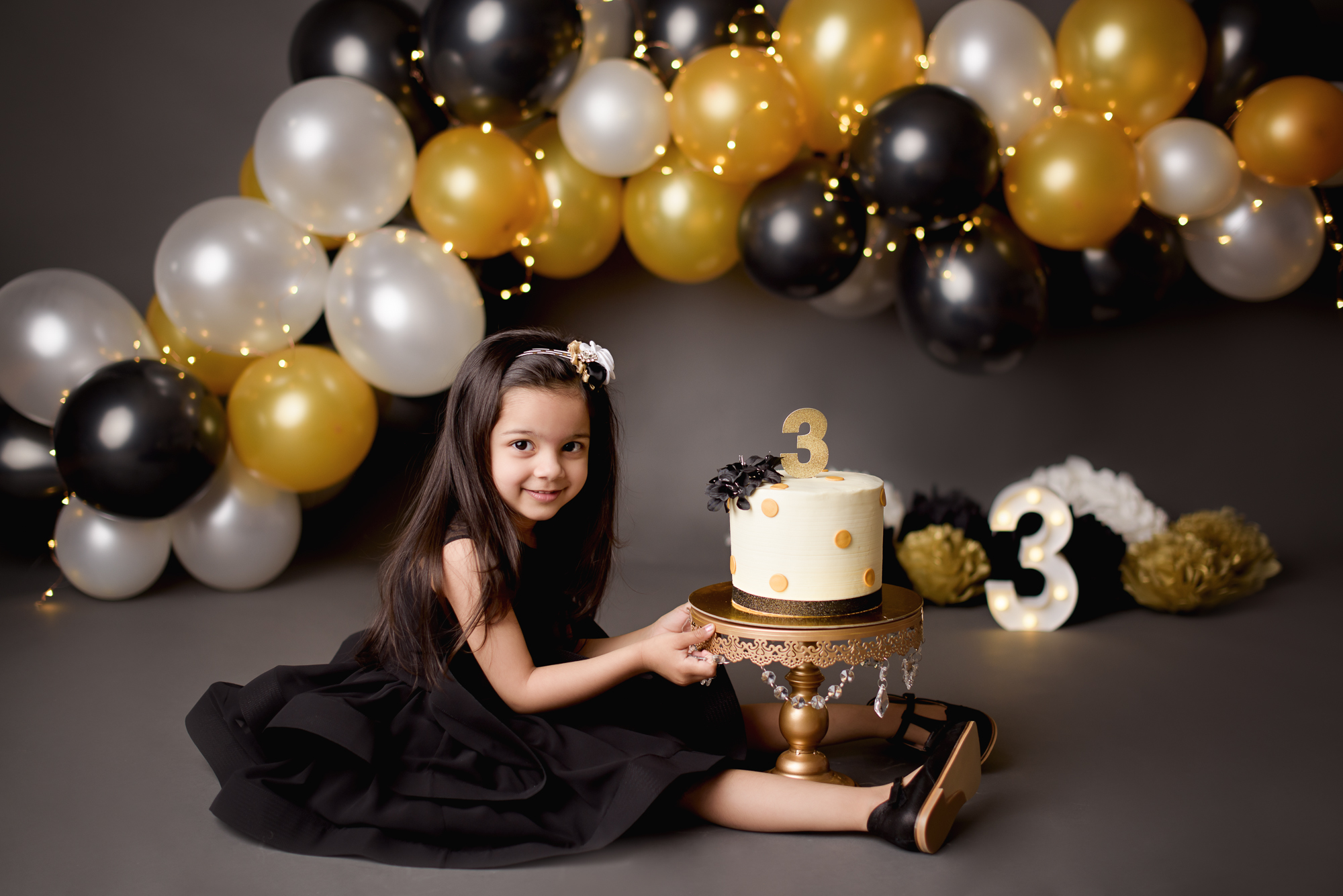 amanda dams photography cake smash black white gold balloon garland