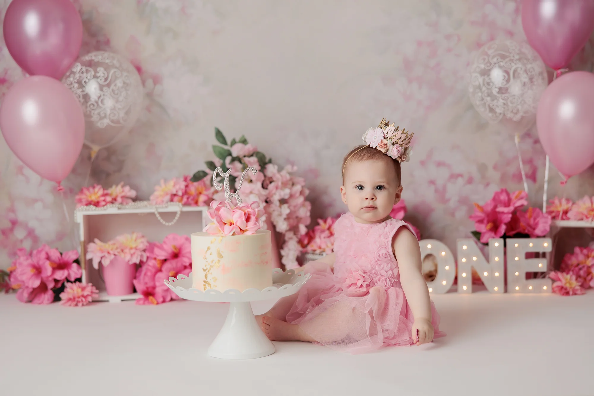 amanda dams photography cake smash dreamy romatic pink flowers