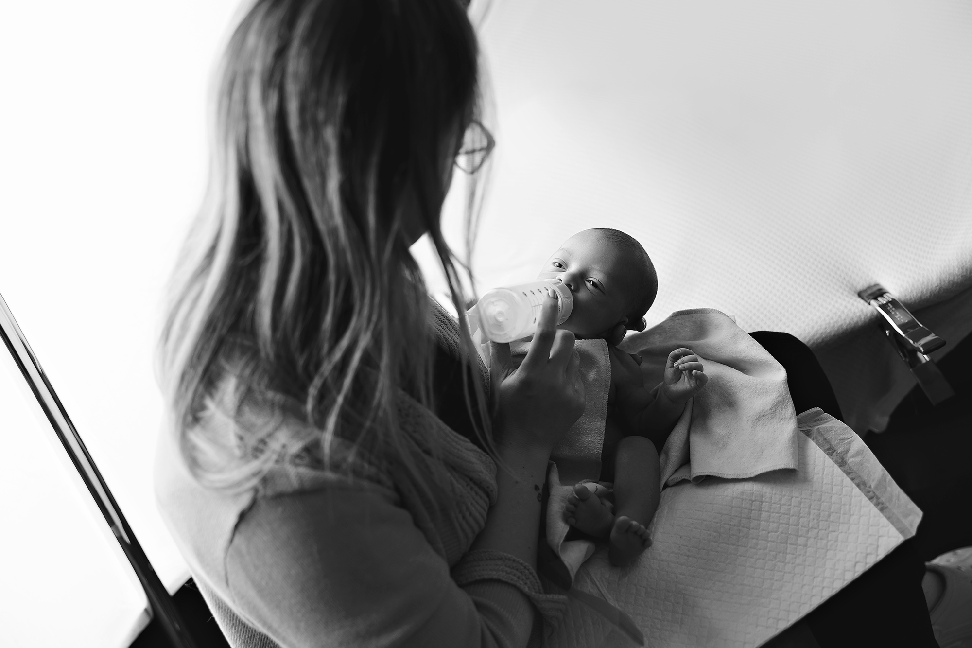 Behind The Scenes Newborn Photo Session Amanda Dams Bw Low 3
