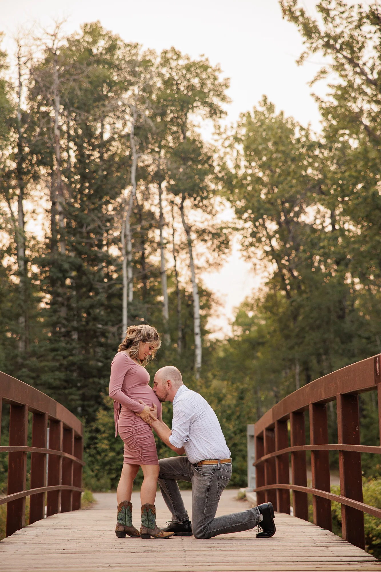 A Stunning Maternity Photoshoot at Fish Creek Provincial Park in