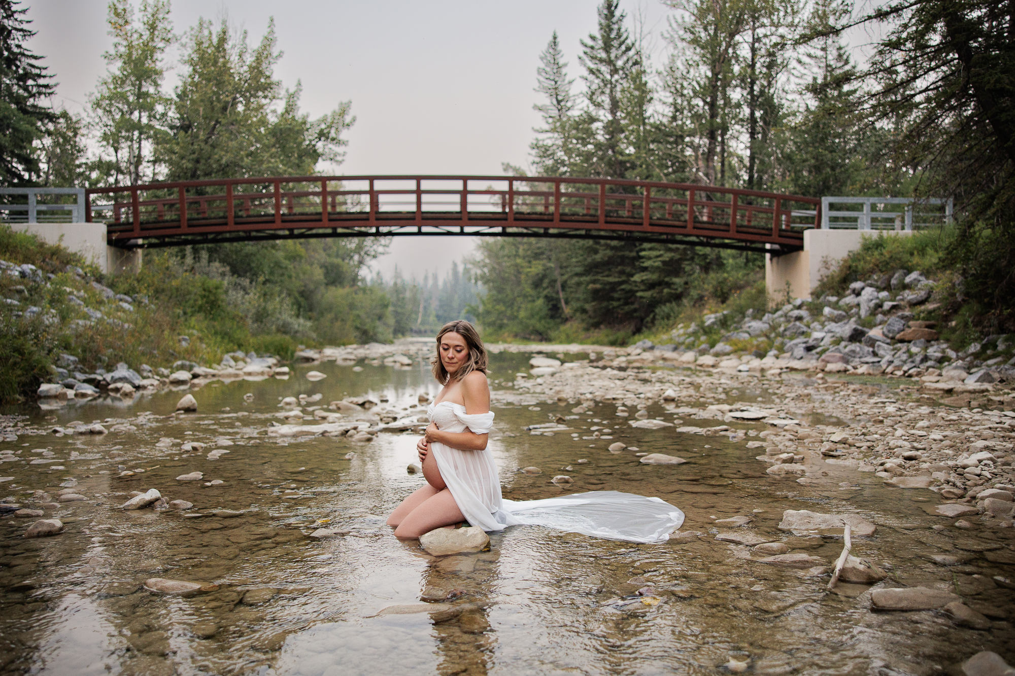 Maternity photoshoot at Fish Creek Provincial Park by Amanda Dams Photography