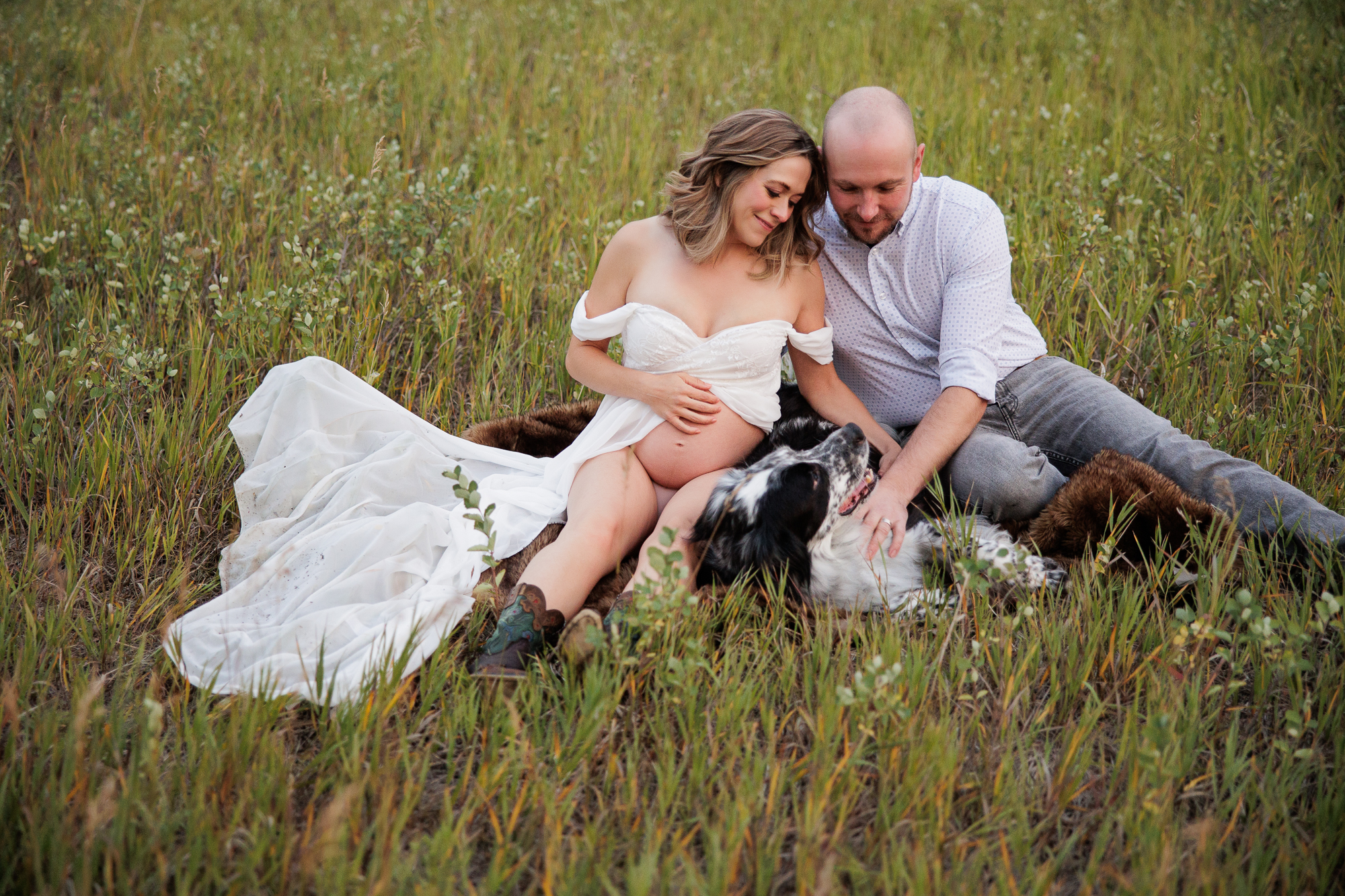 Maternity photoshoot with partner and dog at Fish Creek Provincial Park in Calgary