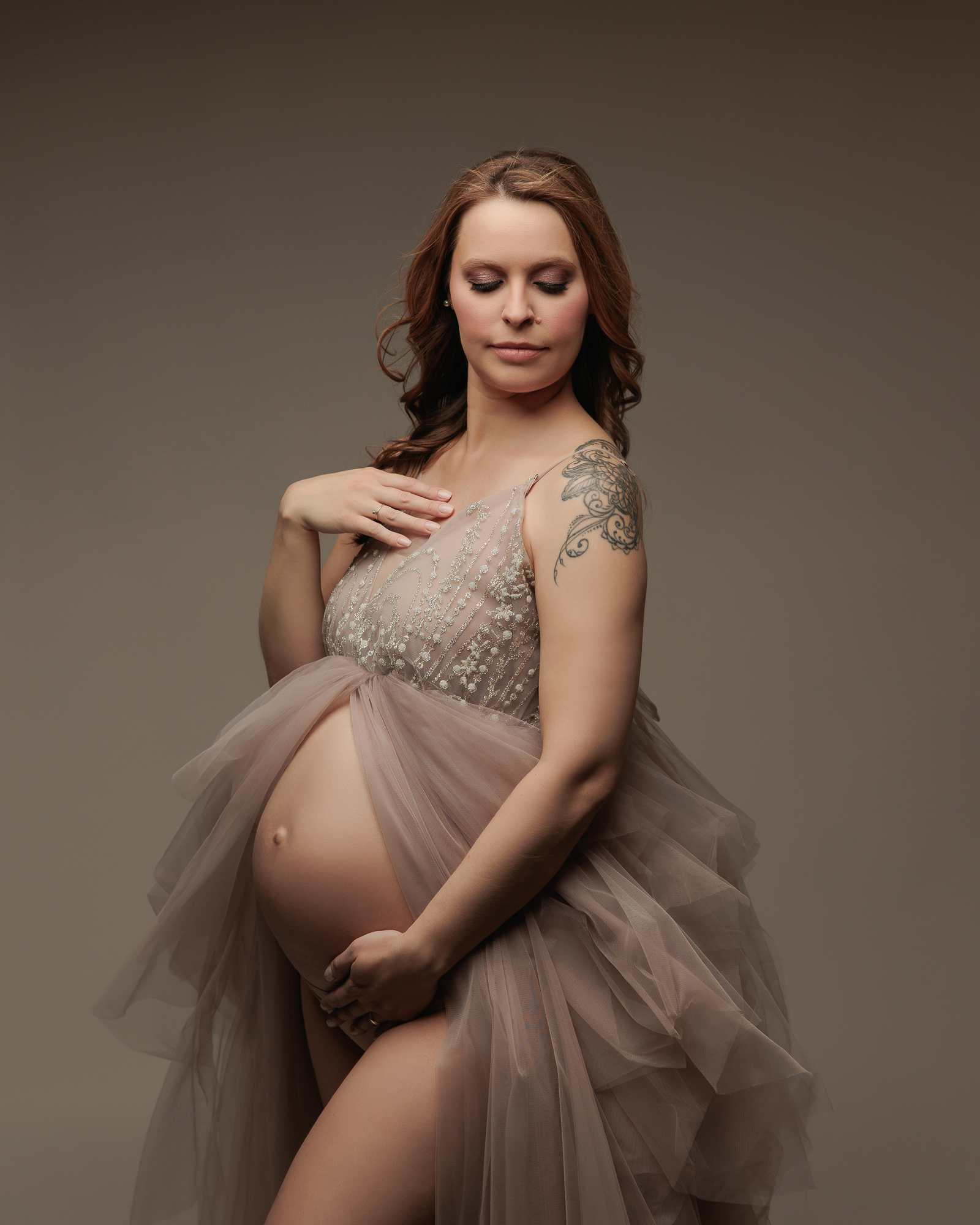 A Stunning Maternity Photoshoot at Fish Creek Provincial Park in