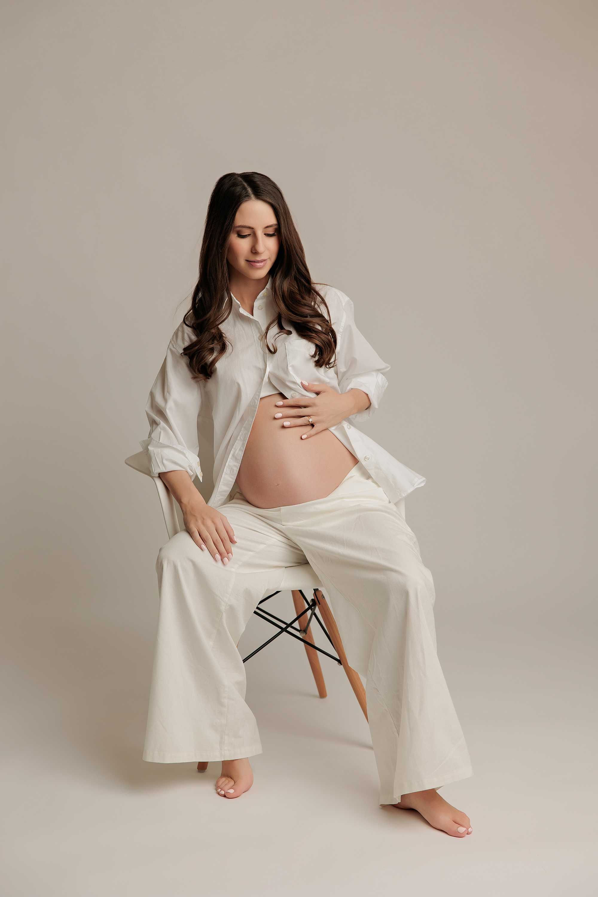 pregnant woman belly showing Calgary photoshoot pregnant woman belly showing Calgary photoshoot